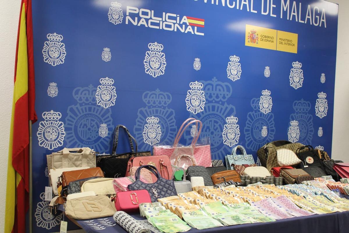 Algunos de los artículos intervenidos y dinero en efectivo.