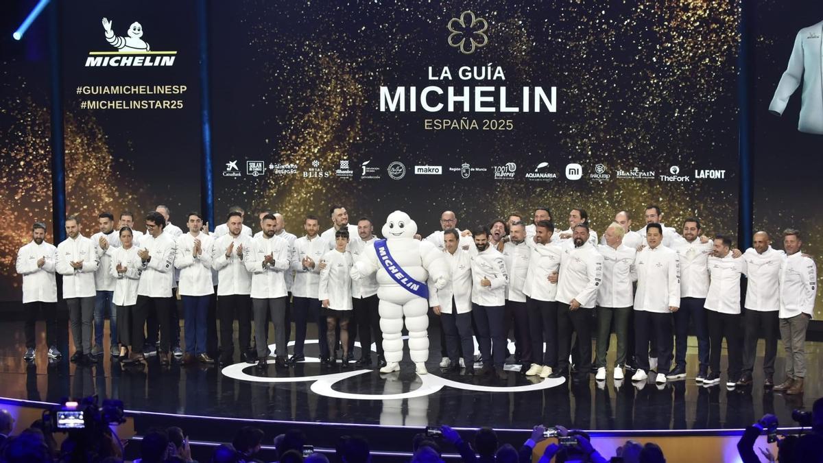 Los chef de los 32 restaurantes con una nueva estrella Michelin posan en el escenario de la gala de la guía de 2025.