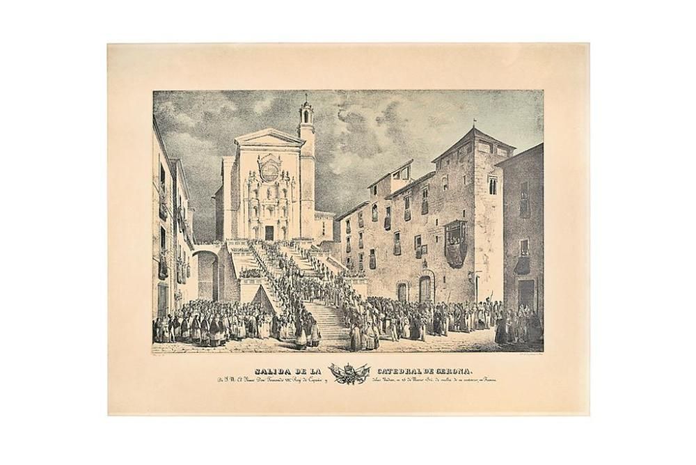 Gravat que mostra la sortida de Ferran VII de la Catedral de Girona l’any 1814; a la dreta es pot veure la façana de  la Pia Almoina tal com era llavors.