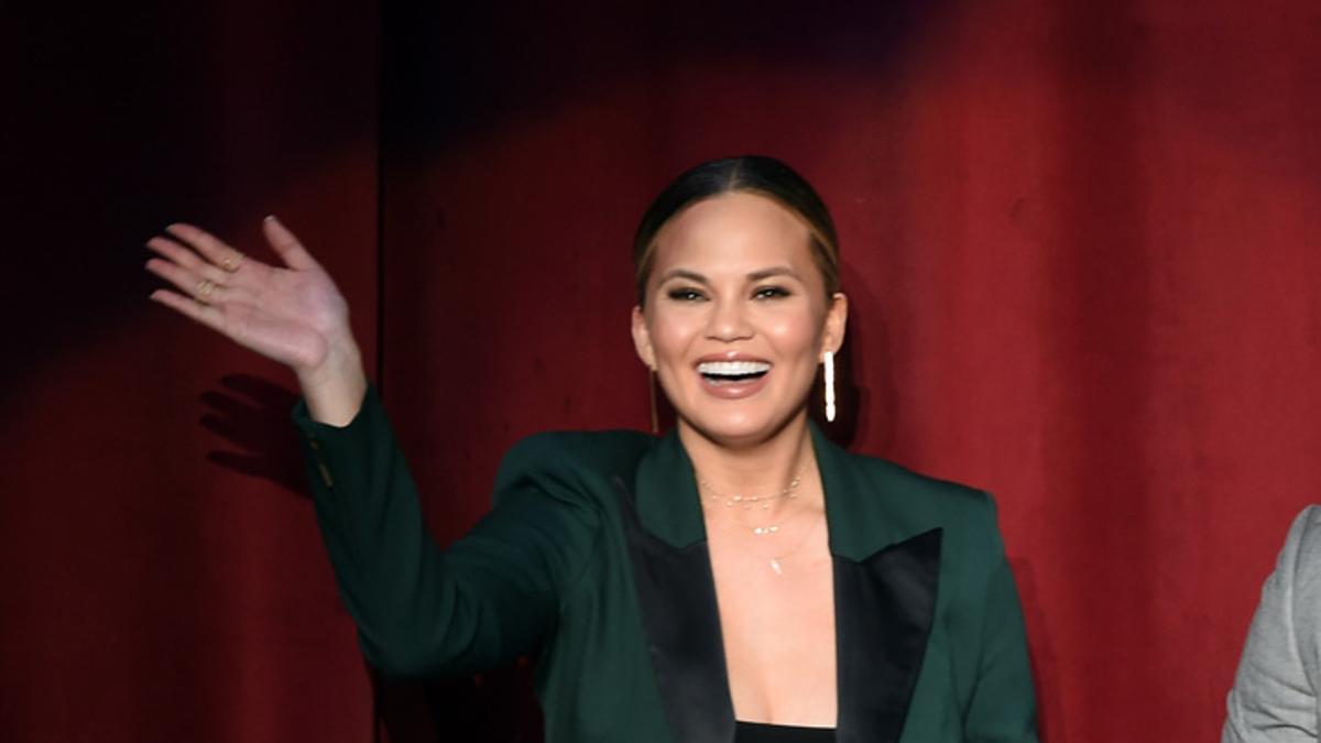 El look con traje de chaqueta de Chrissy Teigen