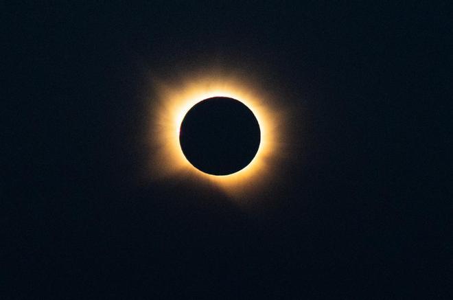 El eclipse del siglo regala la noche más fugaz y asombrosa: así ha sido
