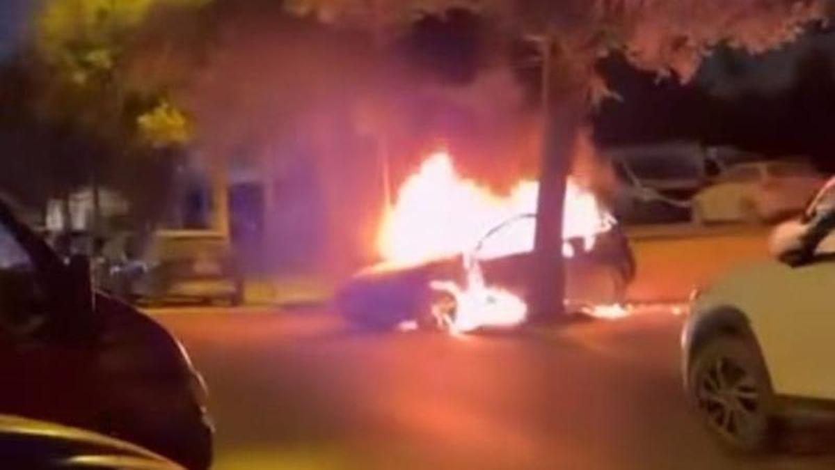 Vehículo incendiado.
