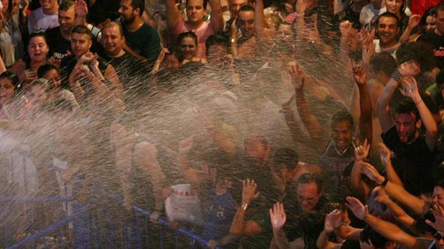 Los bomberos remojaron al insistente público que reclamaba agua ante el sofocante calor del fuego.