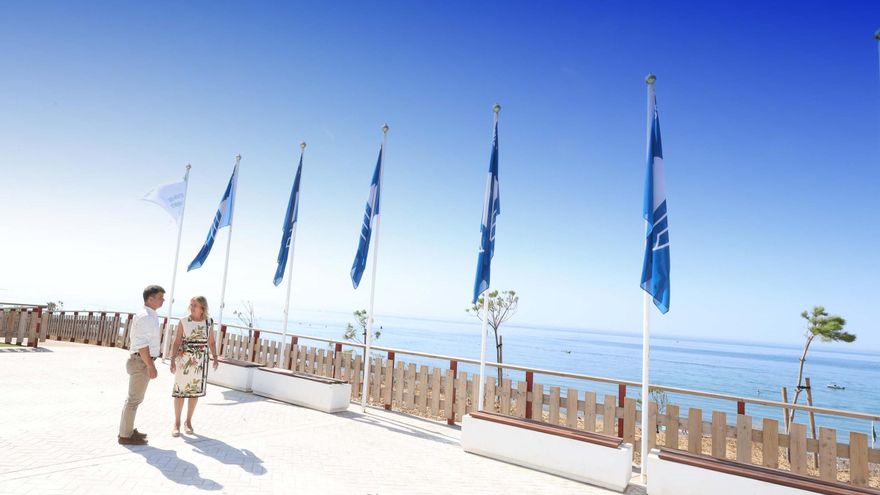 Marbella luce banderas azules que "avalan la excelencia de servicios y de gestión de playas y puertos"