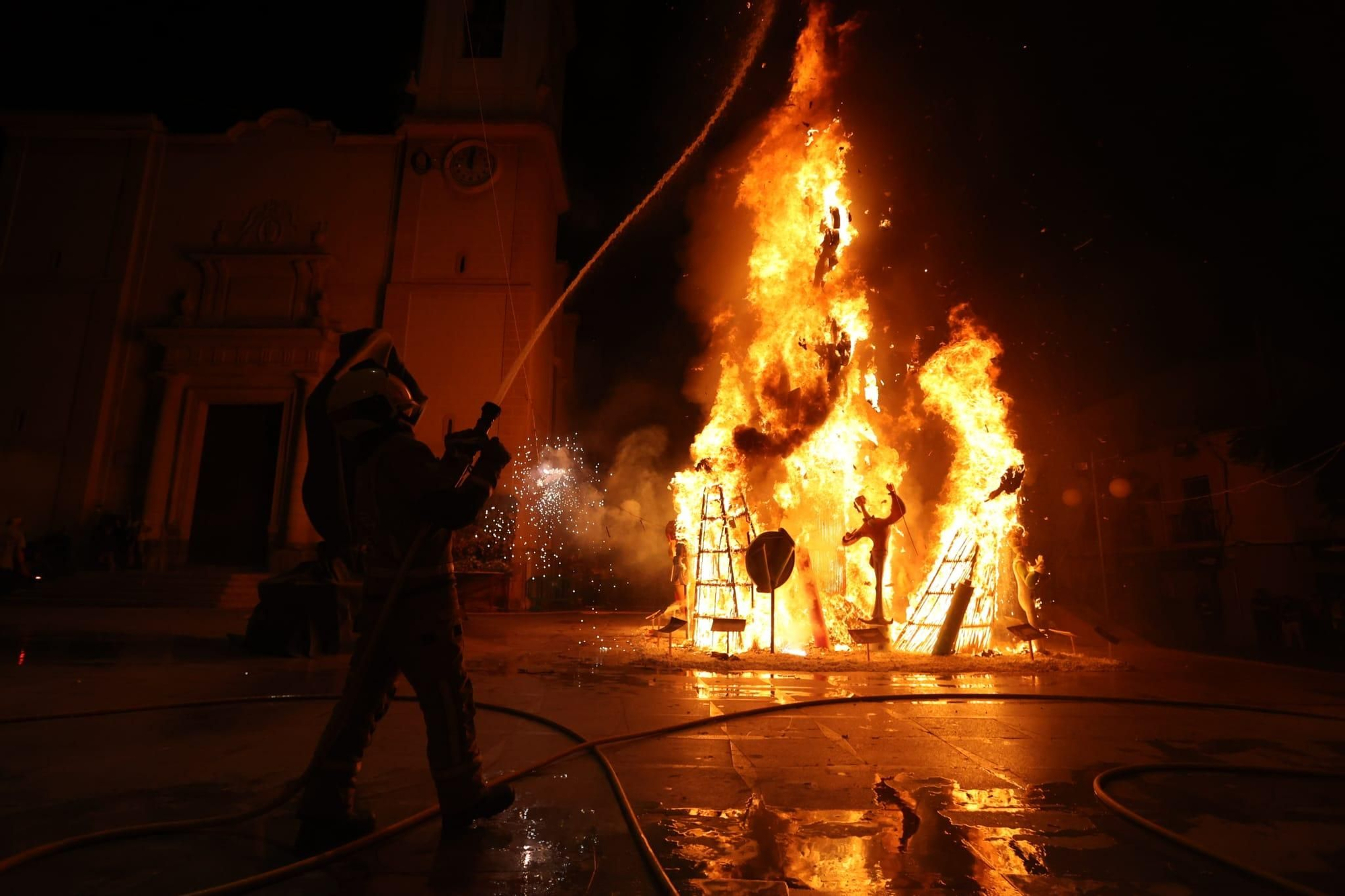 Cremà de las Hogueras de San Vicente, en imágenes