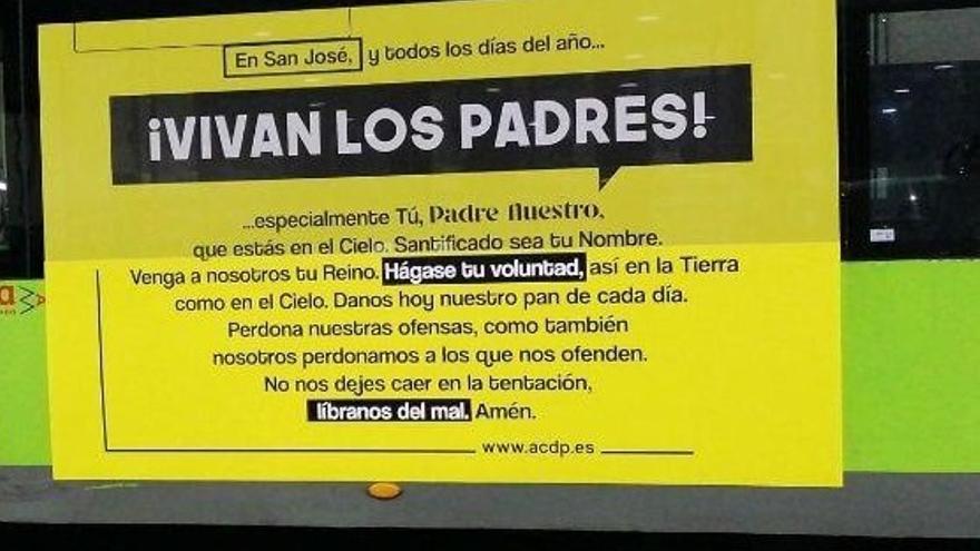 Uno de los carteles con el padrenuestro que lucen en marquesinas, metros y otros espacios de hasta 61 ciudades.