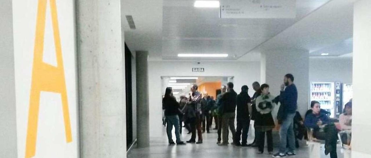 Sala de espera de la Unidad de Cuidados Intensivos (UCI) del hospital Álvaro Cunqueiro. // FdV
