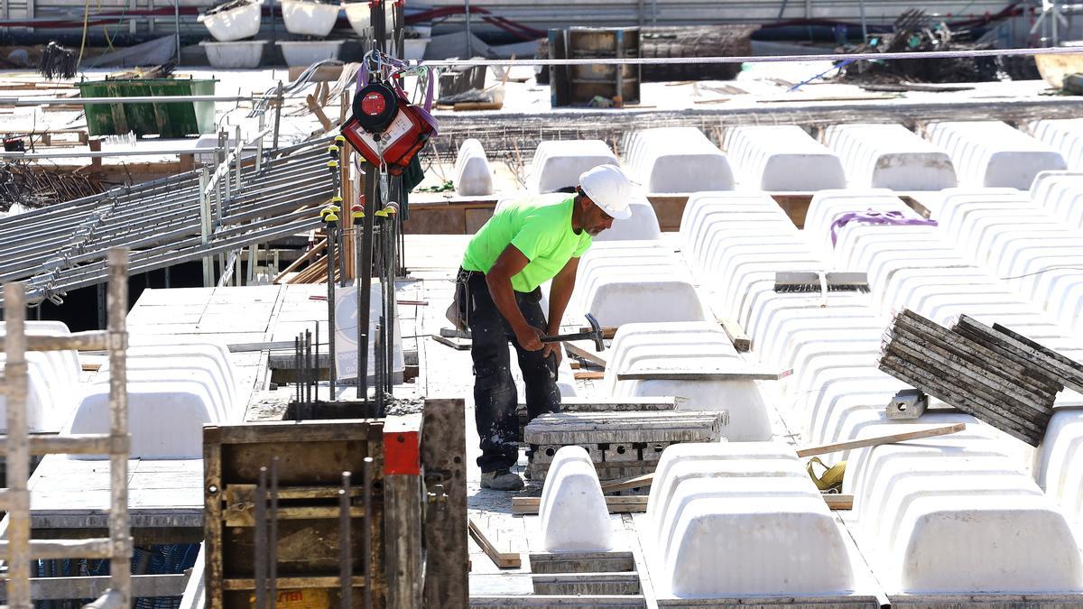 Un trabajador empleado en la construcción en València, en una imagen de archivo.