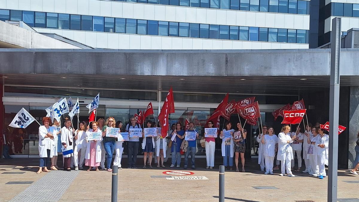 Protesta de trabajadores sanitarios en el HUCA.