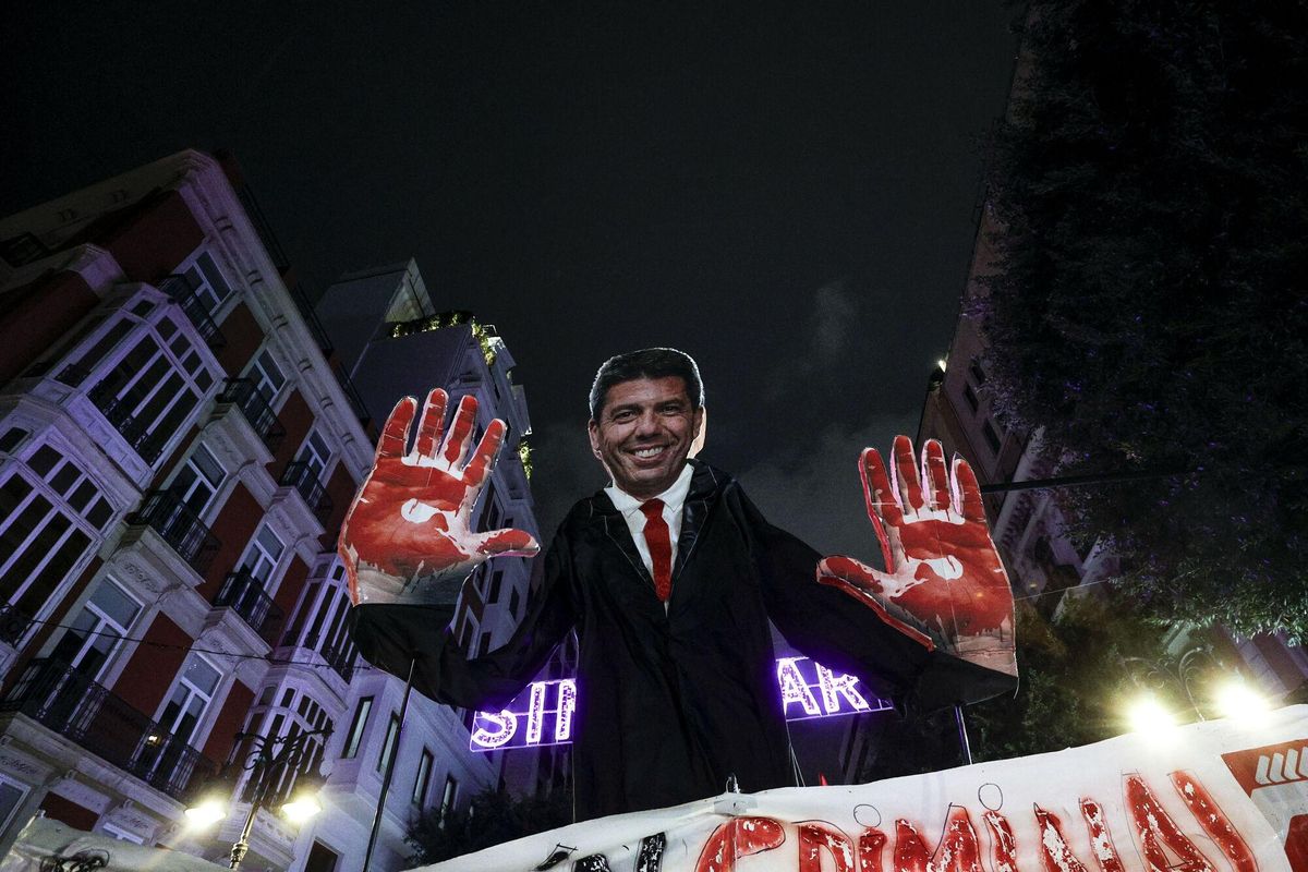 Manifestación celebrada este sábado en València contra el presidente de la Generalitat, Carlos Mazón, por su nefasta gestión de la dana del pasado 29 de octubre, en la que han participado miles de personas. EFE/Manuel Bruque