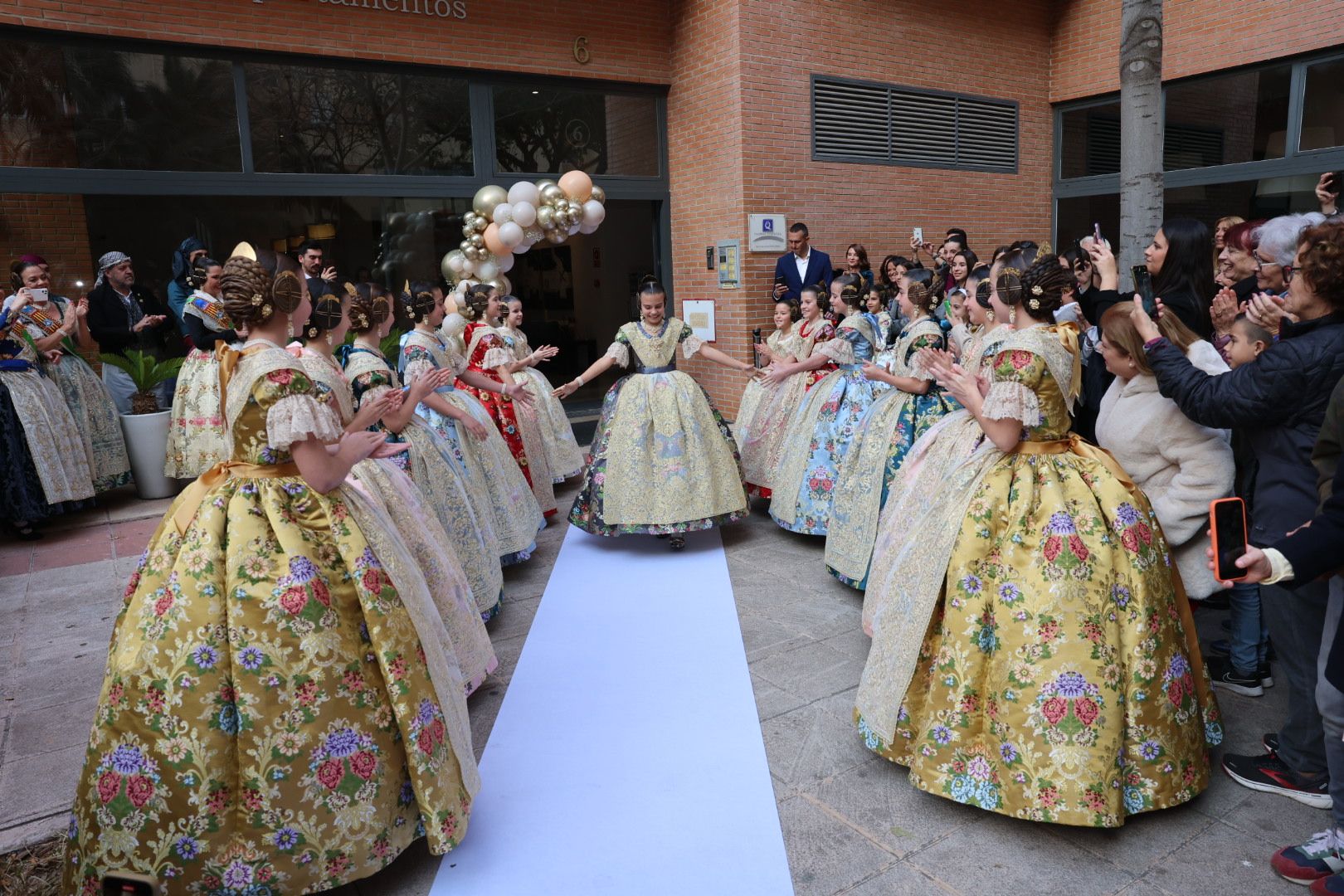 Así es el espolín Gris Imperial de la fallera mayor infantil de València