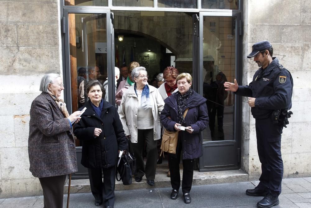 Vecinos de Morella, de visita en el Palau de la Generalitat