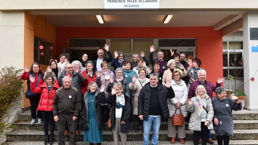 Cerca de una treintena de profesores jubilados del Vales Villamarín se reunieron en el centro.   | // VÍCTOR ECHAVE