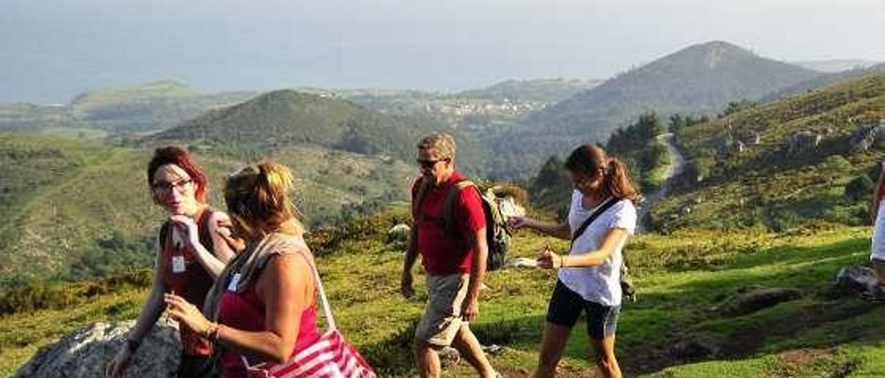 Participantes en &quot;The Getaway&quot; haciendo senderismo en Asturias.