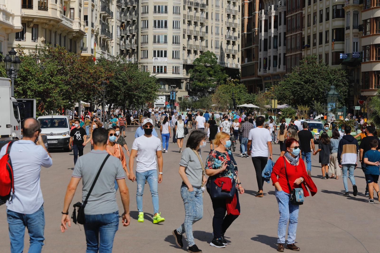 Adelantan la mascletà del 9 d'Octubre ante la aglomeración de gente en la plaza del Ayuntamiento