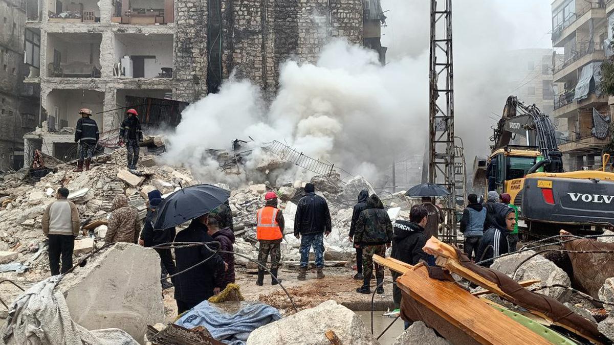 Daños materiales tras el derrumbe de un edificio en la ciudad siria de Alepo.