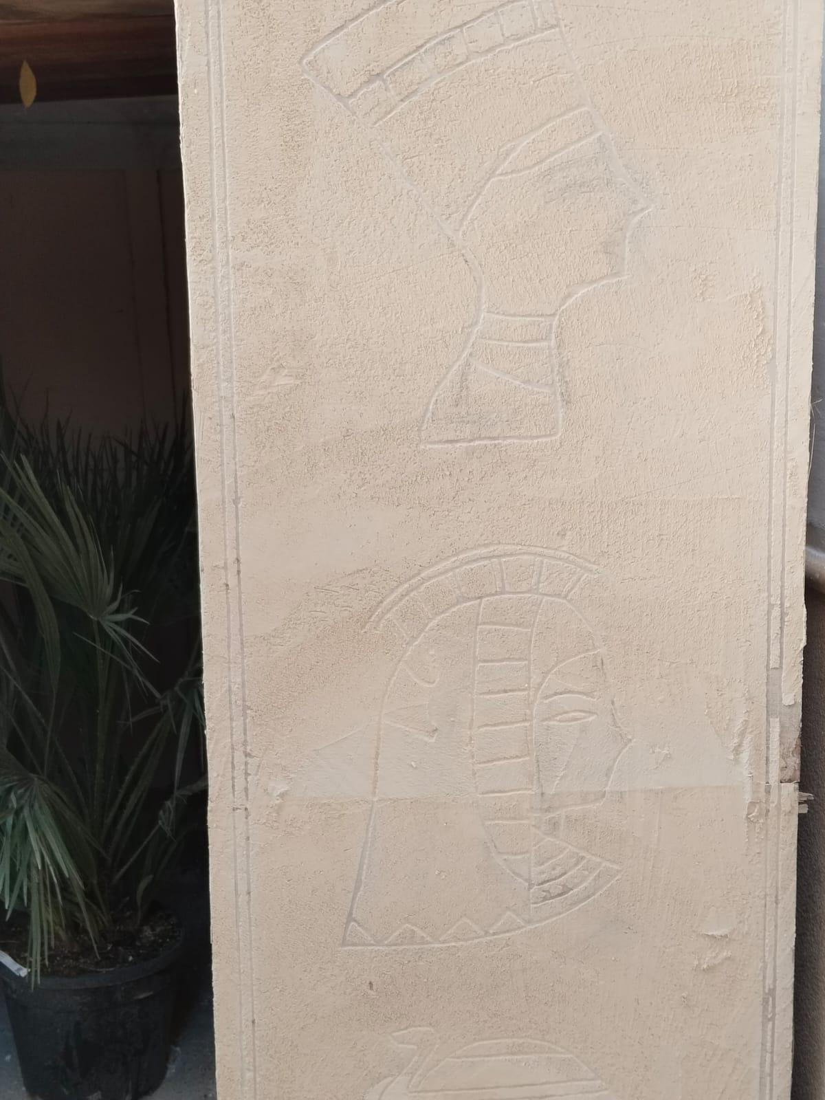 Los jeroglíficos no faltan en las columnas.