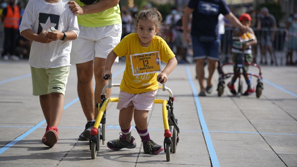 Emma Joana durante la carrera adaptada, que se ha llevado a cabo en el barrio Gòtic gracias a las reivindicaciones de su madre.