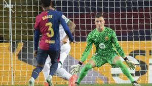 Peña tanca la porteria amb Szczesny en camí