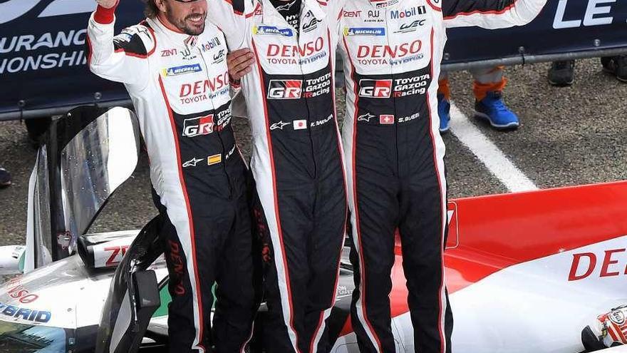 Fernando Alnso, Nakajima y Buemi celebran el triunfo del equipo Toyota.