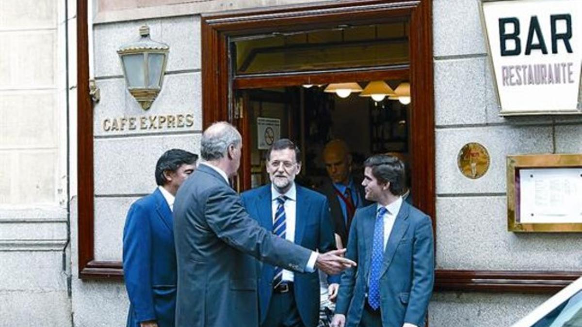 El presidente del Gobierno, Mariano Rajoy, sale de un bar antes de entrar en el Congreso, ayer.