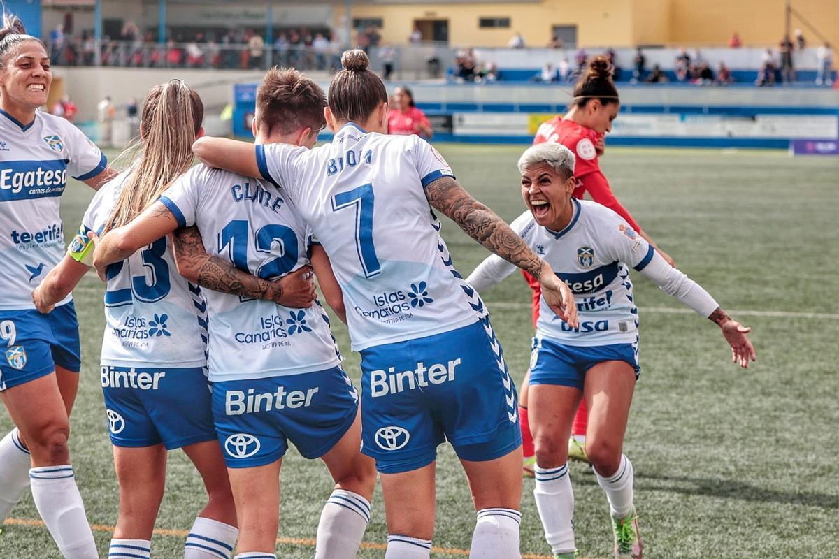 Las jugadoras del Costa Adeje, con María José a la derecha, celebran un tanto contra el Sevilla en la 21/22.