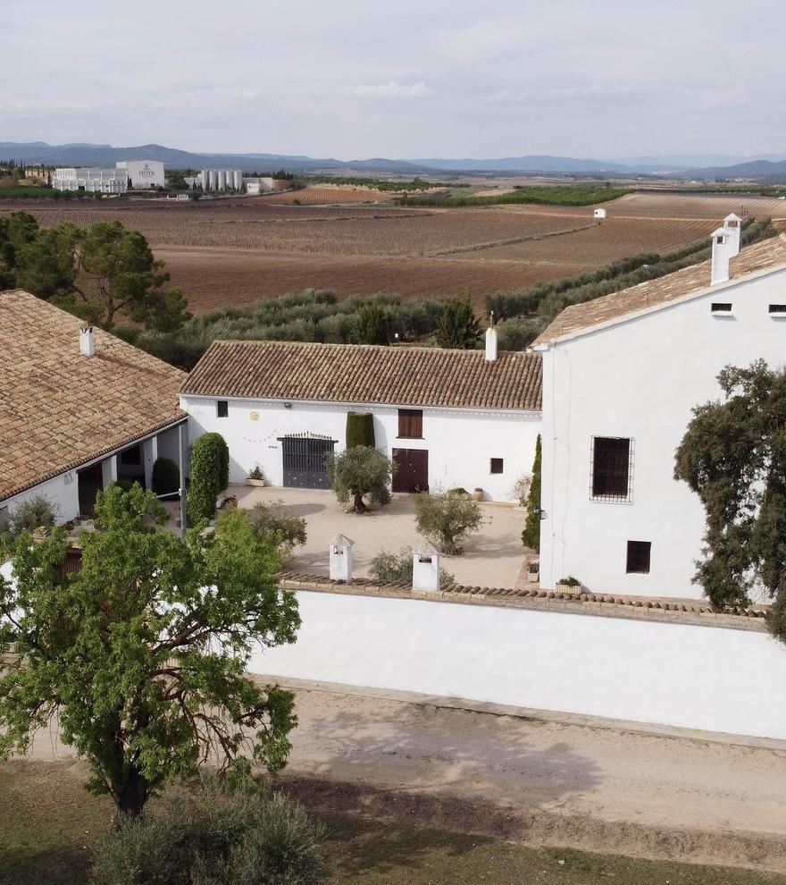 Arte, gastronomía y grandes vinos en la Finca Hoya de Cadenas