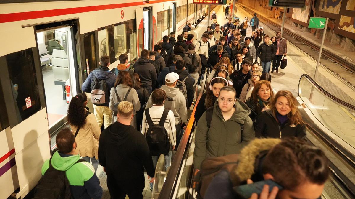 Usuarios de Cercanías en la estación de Castelló.