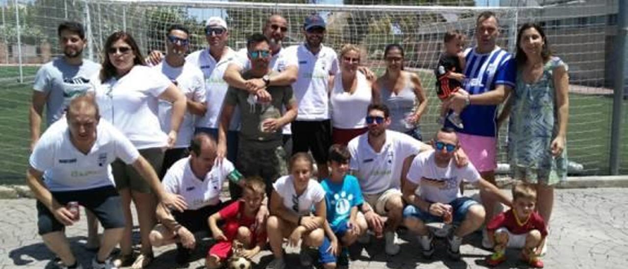 Jugadores del FC Veteranos de Godella y miembro de la Protectora.