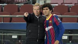 Koeman da instrucciones a Aleñá antes del duelo de Champions contra el Dinamo de Kiev.