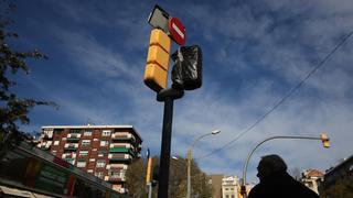 Dos semáforos de Les Corts llevan medio año tapados con plásticos