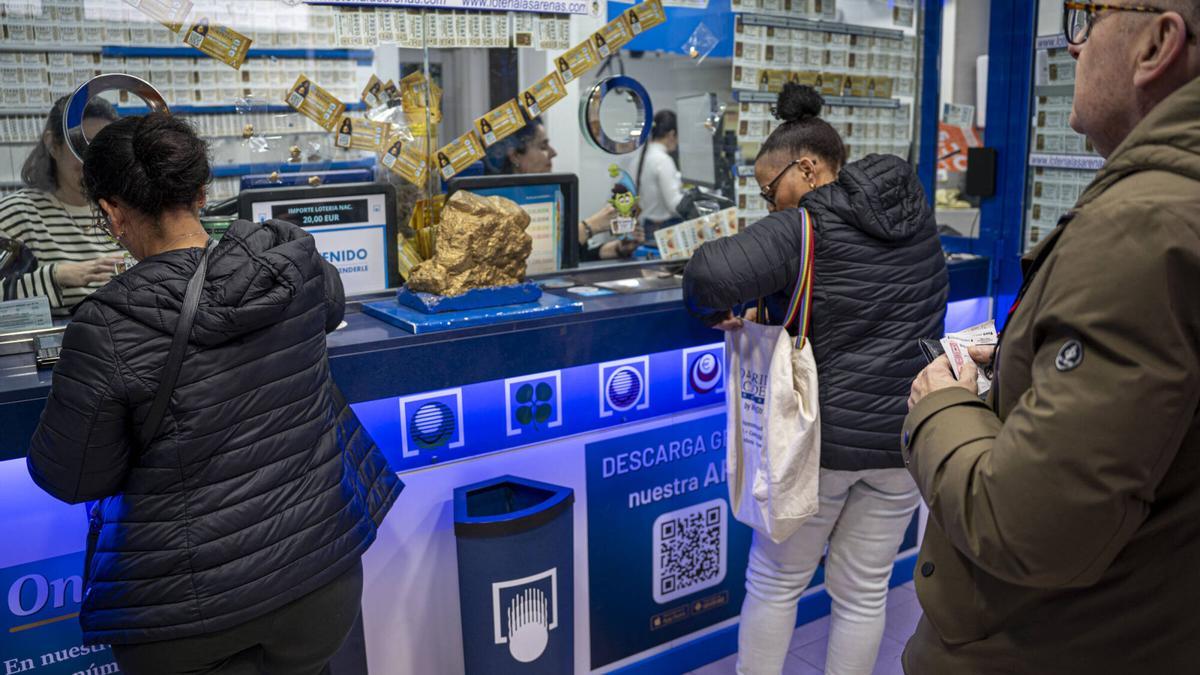 Venta de Lotería de Navidad y ambiente previo al Gordo