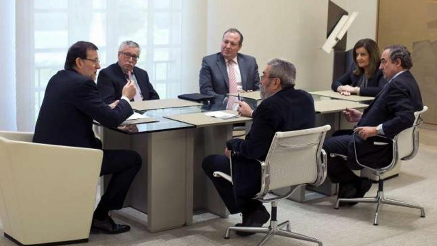 Mariano Rajoy se dirige a Cándido Méndez (UGT), sentado junto a Juan Rosell (CEOE). A continuación, la ministra de Empleo, Fátima Báñez, Jesús Terciado (Cepyme) e Ignacio Fernández Toxo (CC OO).  // Efe