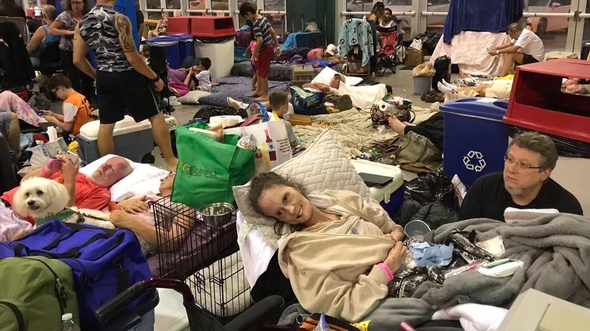 Sheryl y Rick Estes, dos de los ciudadanos que se han refugiado en el Germain Arena en Estero, Florida, por el paso del ’Irma’.