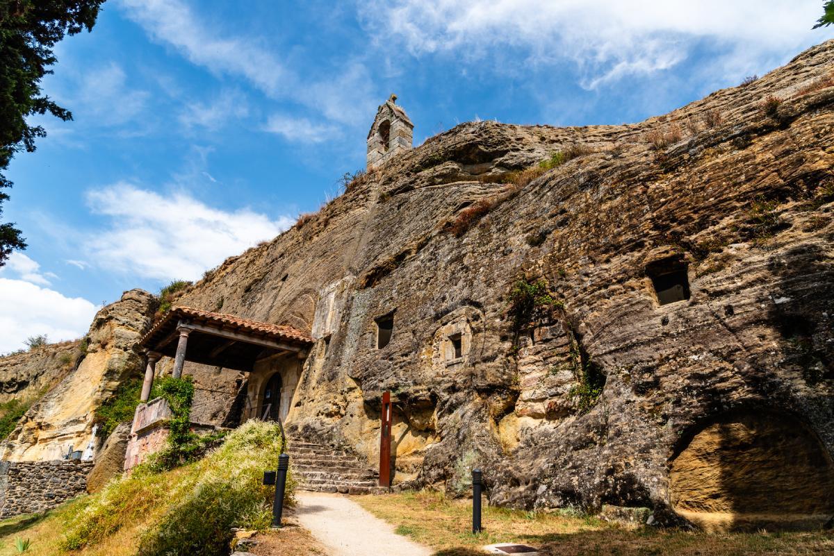 El exterior de la iglesia de Santos Justo y Pastor en Olleros de Pisuerga (Palencia)