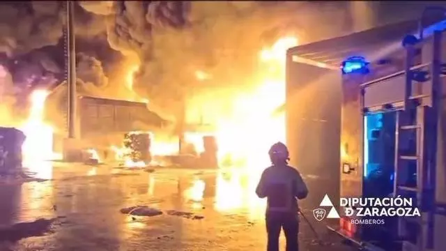 Sigue activo el incendio de una empresa de reciclaje de La Puebla de Alfindén