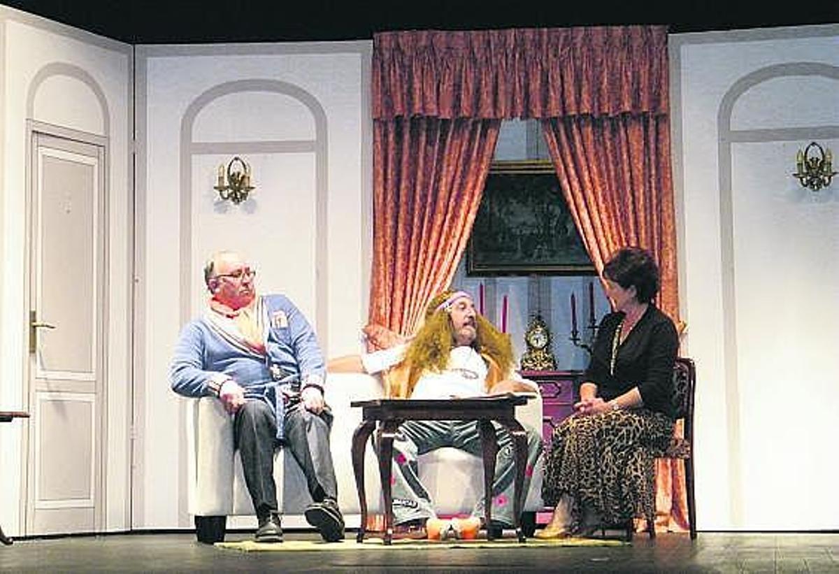 Una escena de la representación del grupo «Santa Bárbara» de Llaranes en el Prendes de Candás.