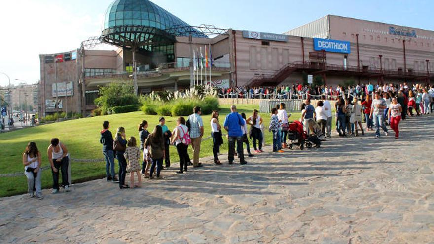 La cola de admiradores de Malú llegaba hasta la parte exterior del centro comercial.