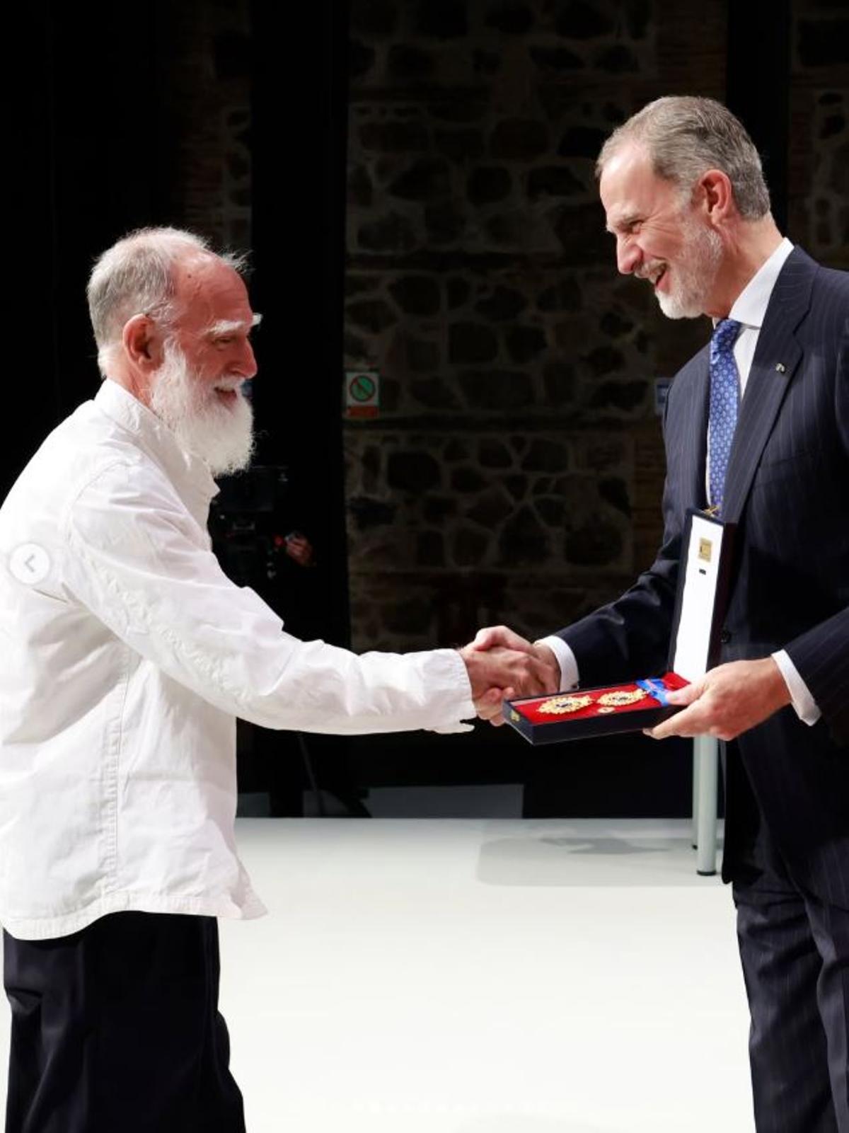 Joan Escrivà recibe la medalla.