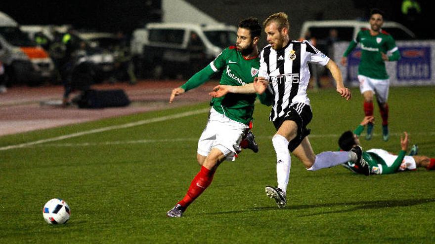 Kike Sola, autor del primer gol, con el defensa local Joe.