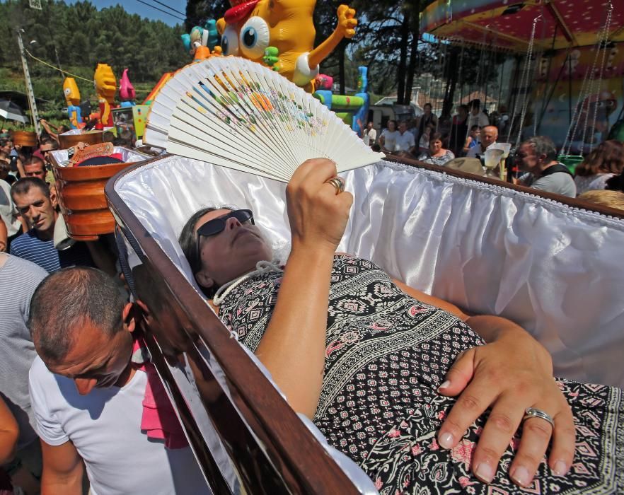 Personas que han sobrevivido a la muerte han desfilado en ataúdes en Ribarteme (As Neves), para dar las gracias a Santa Marta