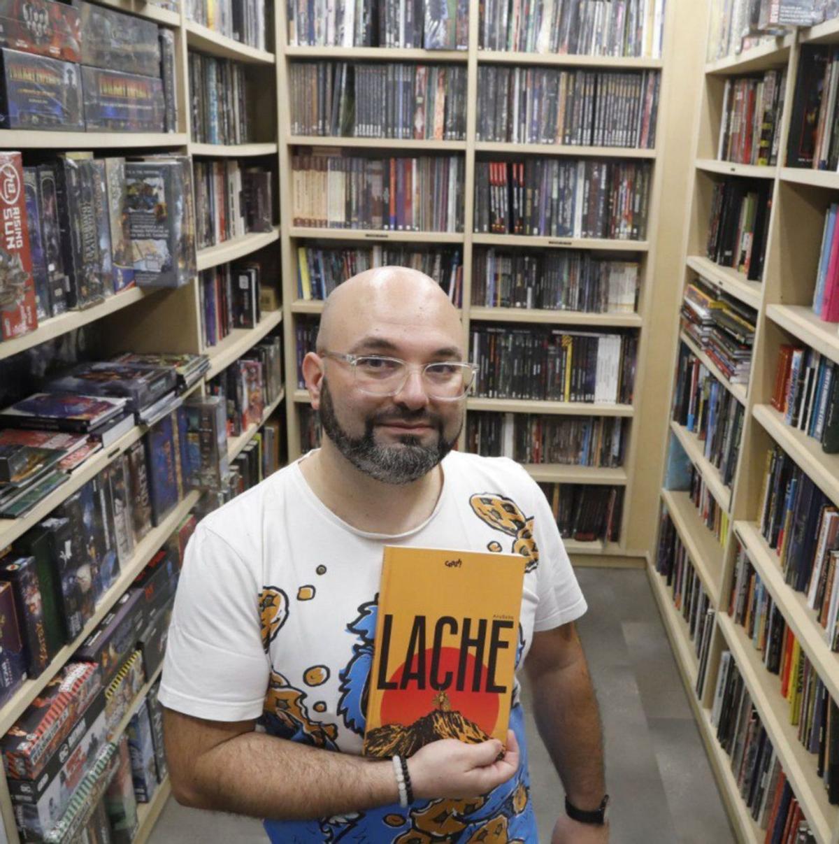 Javier Luque, nieto del fundador de la librería Luque, en la puerta del establecimiento. | A. J. GONZÁLEZ