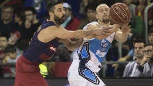 Navarro le disputa el balón a Dulkys, este domingo en el Palau.