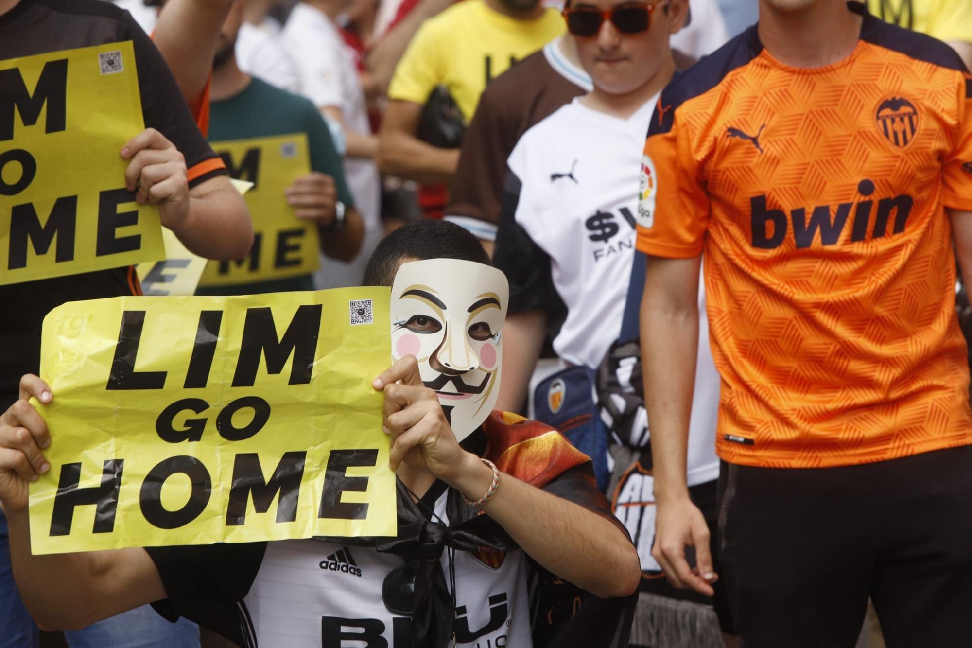 La afición del Valencia CF grita contra Meriton