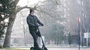 Una persona sobre un patinete eléctrico, a 9 de febrero de 2023, en Vitoria-Gasteiz, Álava, País Vasco.