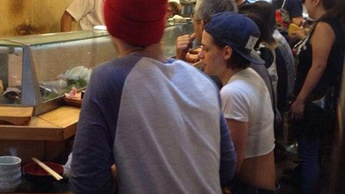 Nicholas Hoult sale a cenar con Kristen Stewart