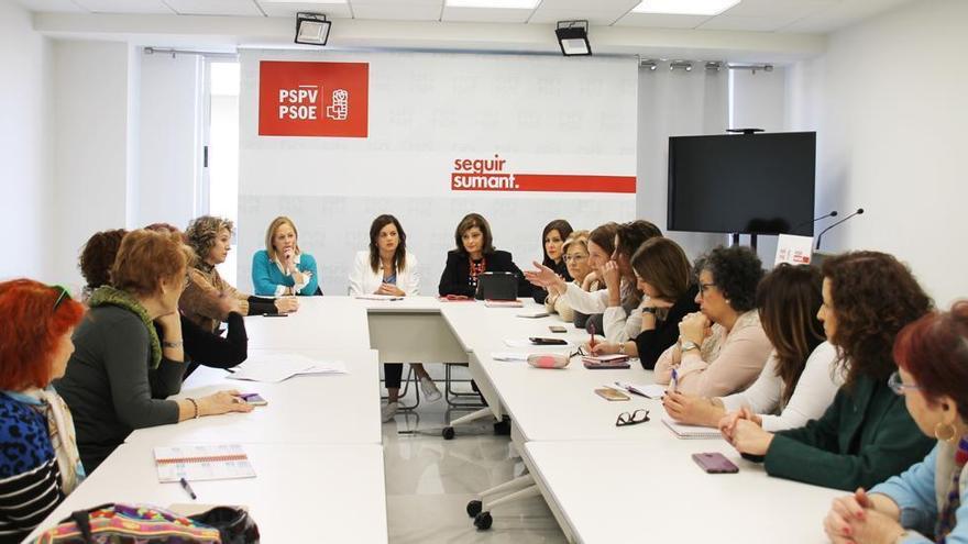 El PSPV organizó ayer una reunión con las entidades feministas.