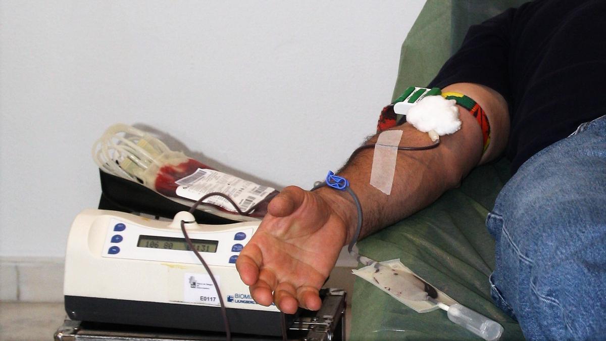 Un ciudadano realiza una donación de sangre.