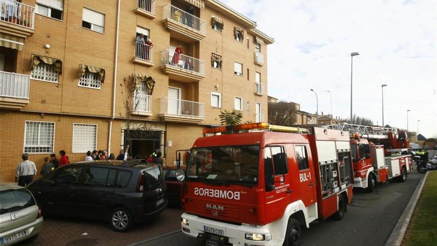 Rescatan a dos personas atrapadas en un ascensor al incendiarse el cuadro eléctrico