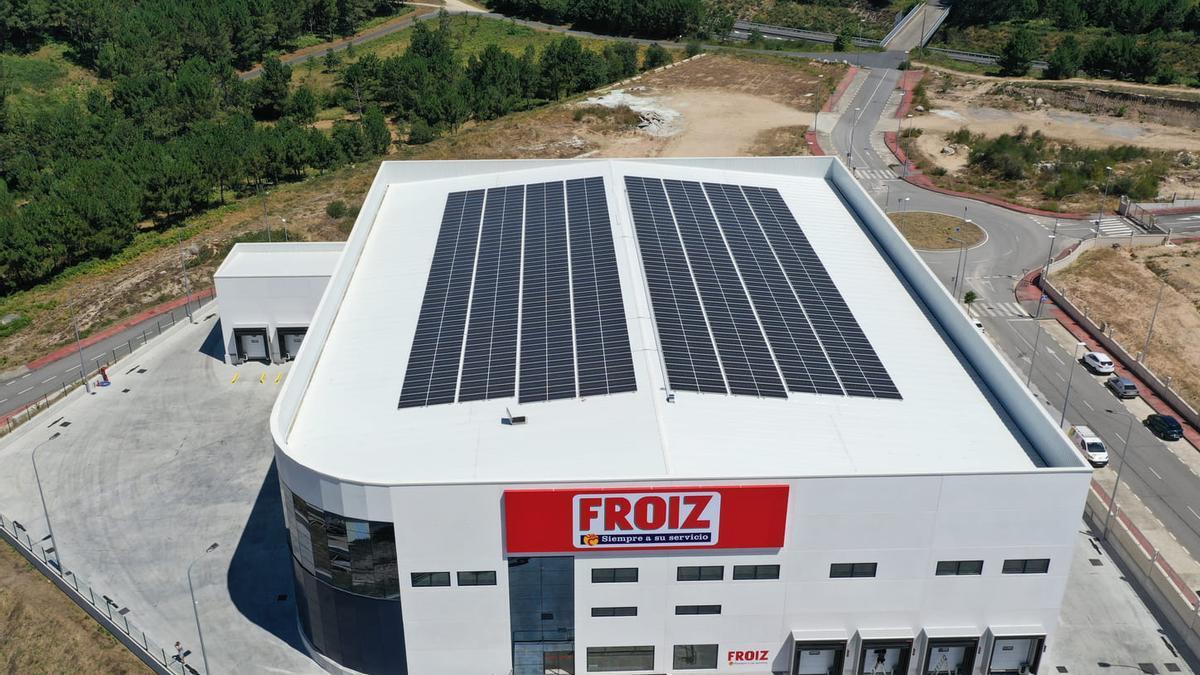 Instalación de autoconsumo de EiDIF Solar para uno de los centros logísticos Froiz en Galicia.